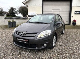 Toyota Auris 5D.