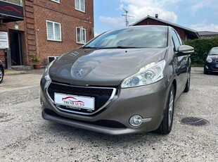 Peugeot 208 1,2 VTi Allure Sky