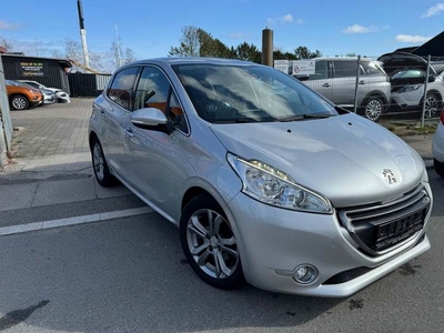 Peugeot 208 1,2 VTi Allure Sky