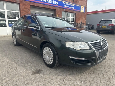 VW Passat 2,0 FSi Sportline 4d