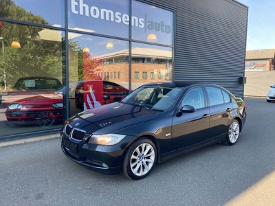 BMW 320i - Sedan