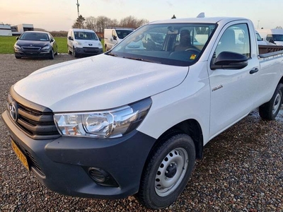 Toyota HiLux 2,4 D T2 S.Kab