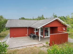 Feriehus beliggende på en stor naturgrund m. legeredskaber og ladestation til el bilen