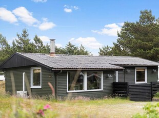 Hyggeligt træsommerhus på lukket vej nær Rindby Strand