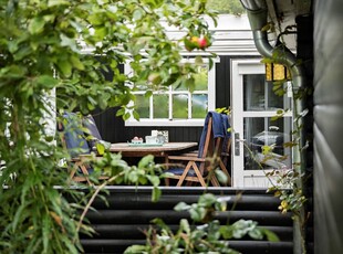 Klassisk træsommerhus med skøn atmosfære og god adresse i Øster Hurup