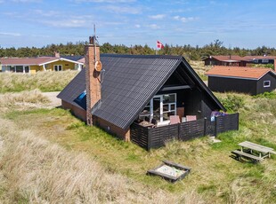 Lyst og indbydende træsommerhus i Bjerregård