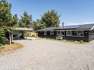 Skønt sommerhus i Agger med udestue, sauna og ugeneret naturgrund