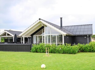 Skønt sommerhus kun 800 m fra dejlig sandstrand