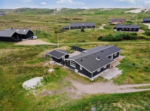 Sommerhus til otte personer – store terrasser og 300 meter til Vesterhavet