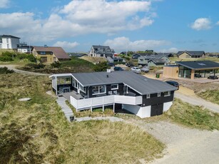 Spændende, rummeligt feriehus med skøn udsigt over Henne Strand.