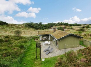 Dejligt lyst og velholdt feriehus beliggende på en pragtfuld, ugeneret klitgrund.