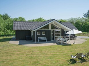 På adressen Nøddehaven 53, Jegum Ferieland, ligger dette stilfuldt og charmerende feriehus med den velkendte danske hygge.