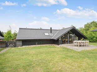 Skønt velholdt sommerhus med fjordudsigt og dejlig lukket grund.