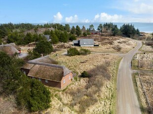 Stråtækt sommerhus med skøn atmosfære og kort afstand til Vadehavet