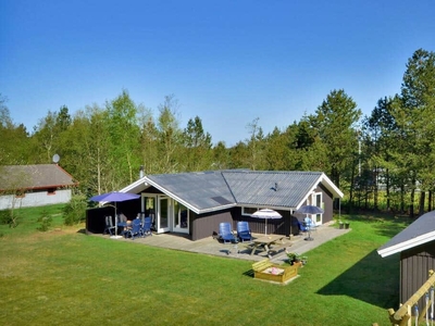 Hyggeligt feriehus med tilhørende carport.