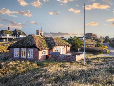 Meget velholdt og rummeligt feriehus med stråtag.