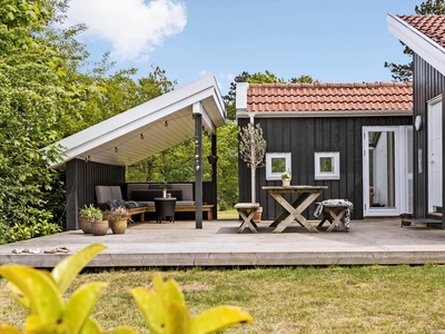 Skønt sommerhus med dejlige terrasser, havestue og kig til havet