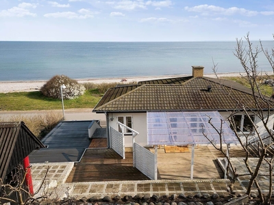 Stort lækkert byhus kun 10 m fra stranden, perfekt til flere familier.