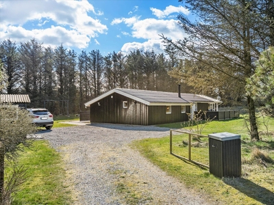 Velholdt sommerhus med flot tilbygning og stort og brugbart terrasseareal