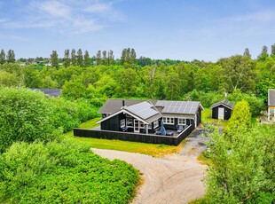 FLOT OG MODERNE FRITIDSHUS MED SOLRIG TERRASSE TÆT PÅ SKOV OG STRAND