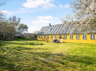 LANDLIG OG IDYLLISK VILLA FYLDT MED CHARME