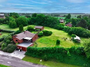 Velholdt, pæn og harmonisk villa  med stor velplejet naturgrund på egen bakke. En ejendom med herlighed og beliggenhed.Må benyttes som fritidshus.