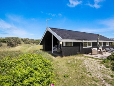 Charmerende træsommerhus få skridt fra Vesterhavet