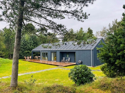 Fantastisk sommerhus med sauna, beliggende nær skøn sandstrand