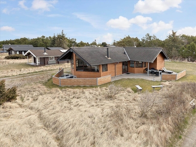 Flot arkitekttegnet sommerhus tæt på Vesterhavet