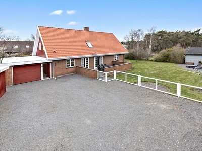 Stort og rummeligt sommerhus kun 400 meter fra Balka Strand