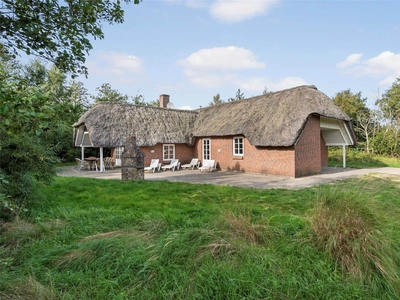 Stråtækt kvalitetssommerhus med spa og sauna