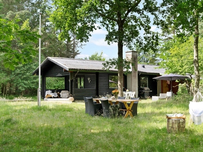 Hyggeligt sommerhus i rolige omgivelser på idyllisk naturgrund