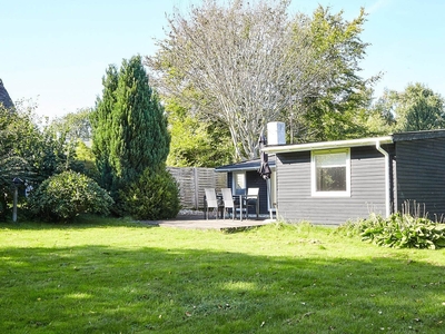 Hyggeligt sommerhus med dejlige terrasser nær sandstrand