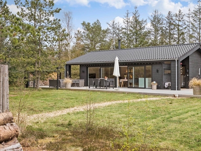 Moderne træsommerhus på idyllisk naturgrund tæt på vandet