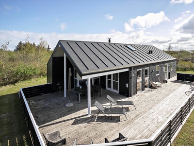 Skønt sommerhus i dejligt feriehusområde nær Slettestrand