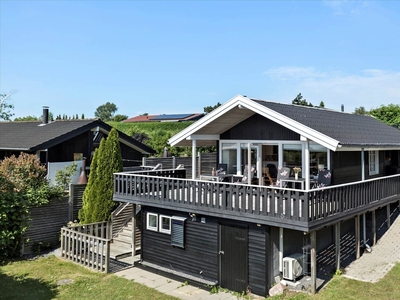 Hyggeligt sommerhus med havkig i Næsby Strand på Sjællands vestkyst