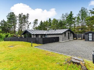 Stilfuldt sommerhus med lukket træterrasse og kort vej til Blåvands centrum