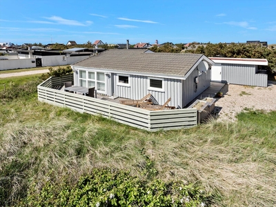 Velholdt og moderne indrettet sommerhus knap 400 meter fra stranden