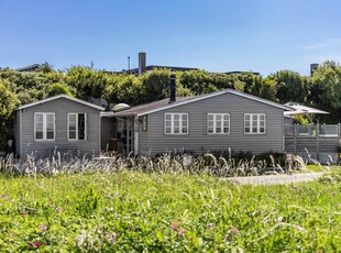 Charmerende sommerhus med panoramaudsigt til vandet