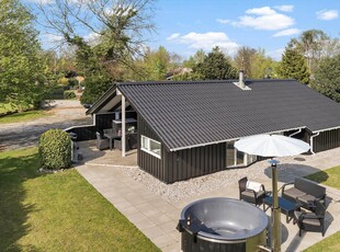 Hyggeligt sommerhus med spa og sauna i Juelsminde tæt på natur og dejlig sandstrand!