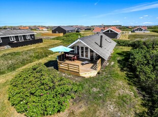 Lyst og venligt sommerhus 500 meter fra Vesterhavet