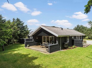 Lyst og hyggeligt sommerhus med dejlig terrasse og central beliggenhed