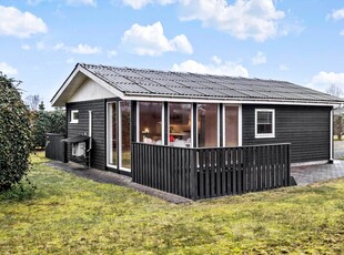 Stemningsfuldt sommerhus med ugeneret have