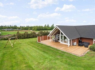 Stort og velindrettet sommerhus med spabad og sauna