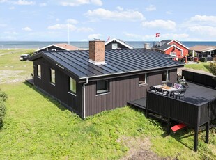 Autentisk og charmerende sommerhus med havudsigt, kun 75 meter til sandstrand, 6 voksne samt 2 børn ved As Vig, Juelsminde