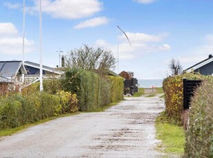 Dejligt sommerhus med plads til 2 voksne og 2 børn tæt på dejlig badestrand ved Juelsminde