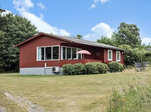 Godt sommerhus med havudsigt. Højt beliggende på åben grund