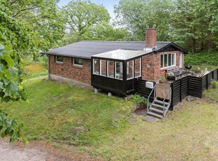 Højtliggende sommerhus på lukket vej nær Hostrup Strand