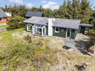 Hyggeligt og velindrettet sommerhus i Vorupør med god terrasse og havepejs