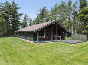 Hyggeligt sommerhus på delvis lukket grund i Vorupør!